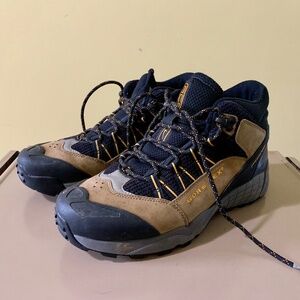 NIKE ACG HIKING SHOES  US9 GORE TEX VIBRAM SOLE  GREAT CONDITION